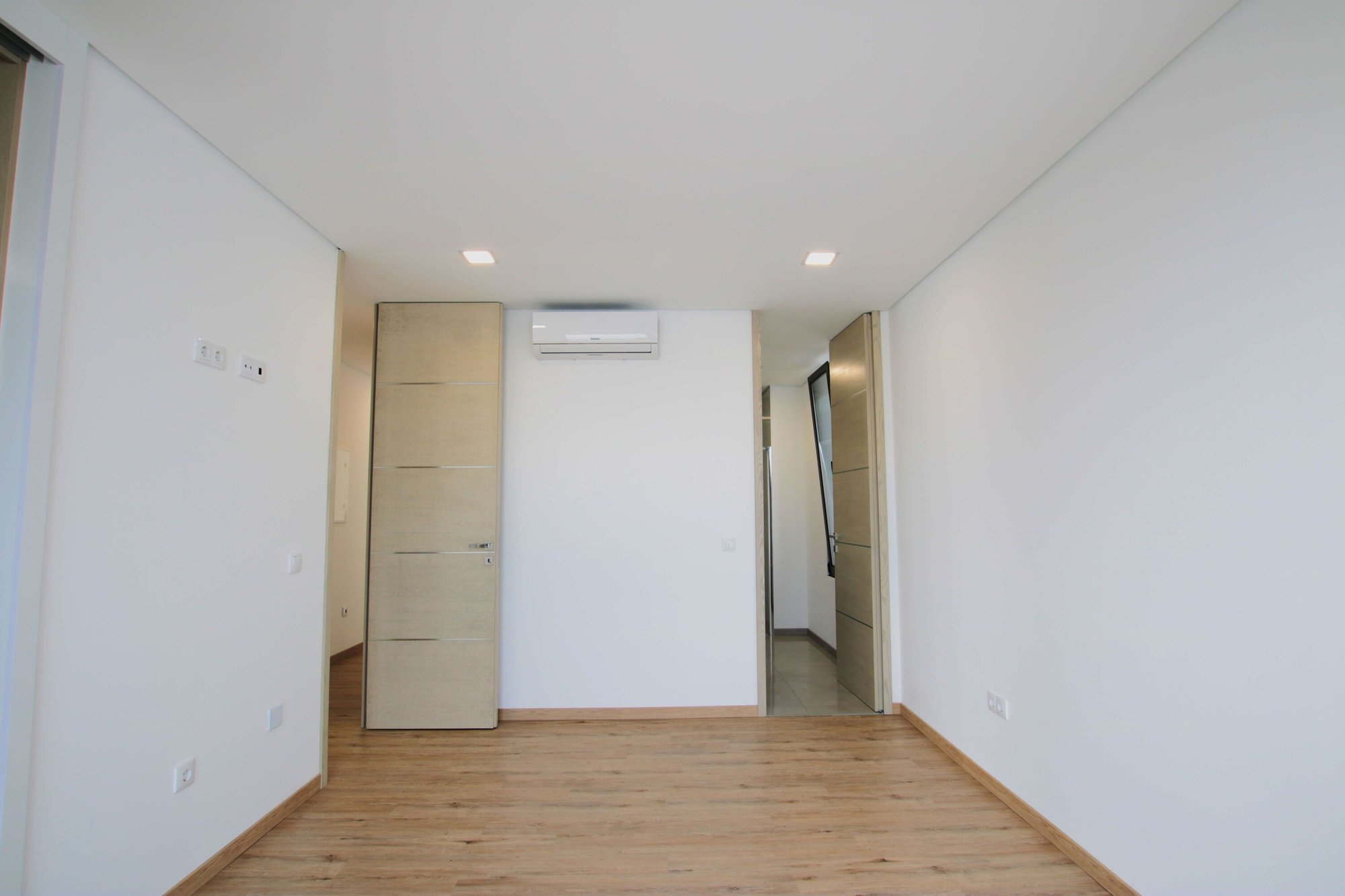 Empty bedroom with closet