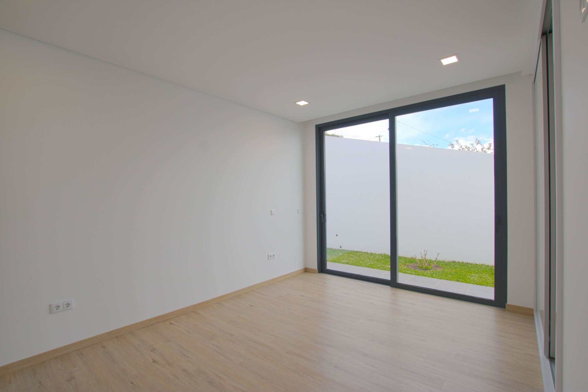 Empty bedroom with view to the garden