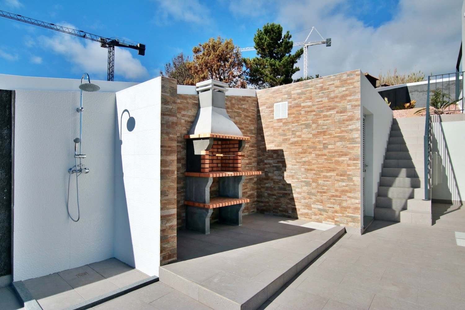 Barbecue area, shower and stairs 