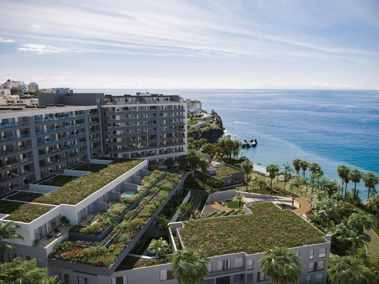 Bird's-eye view of the apartment building with sea view