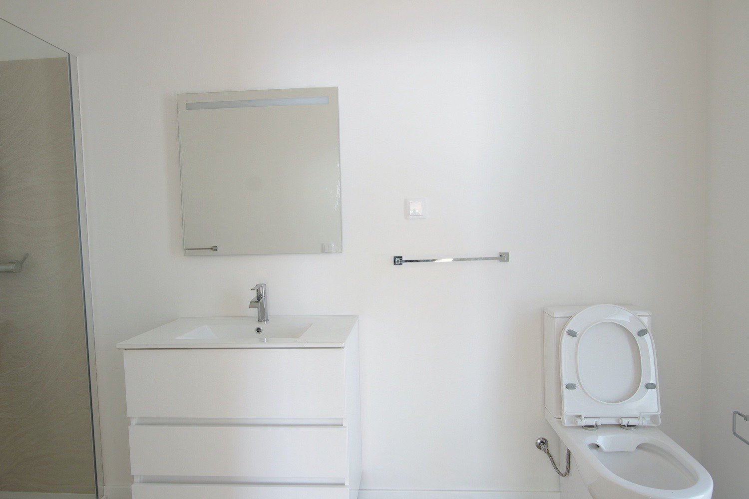 Bathroom with a basin and a toilet seat