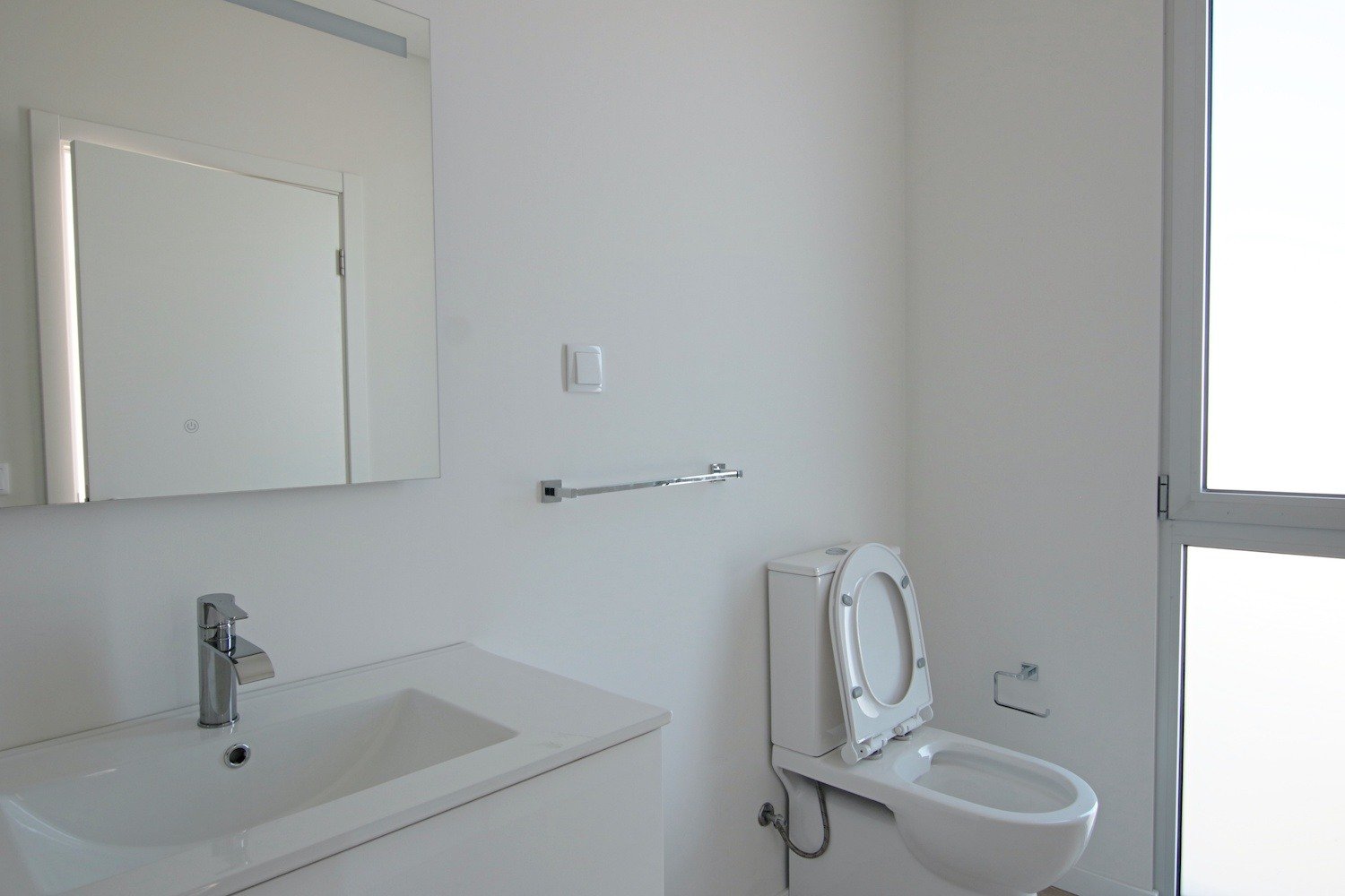 Bathroom with toilet seat and basin 