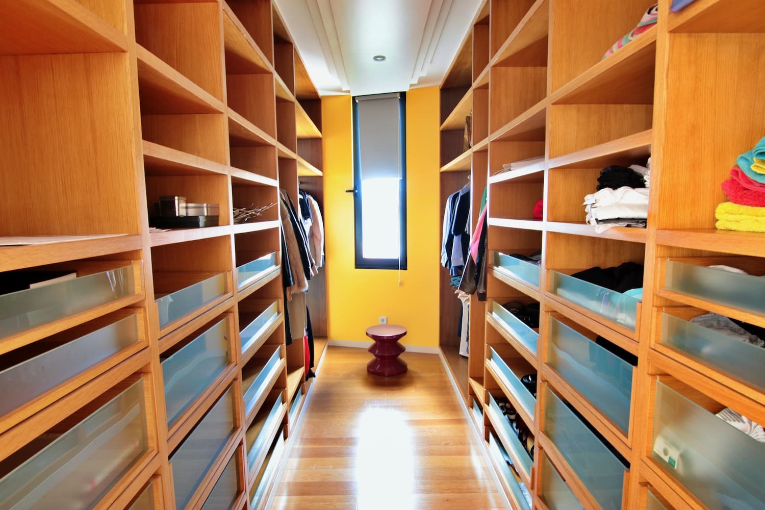 WALK IN CLOSET